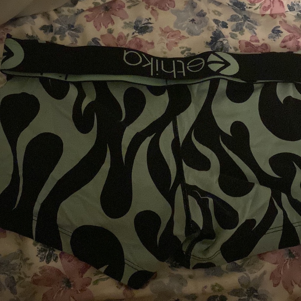 Hey trying to sell a pair of green and black Ethikas - Picture 3 of 4